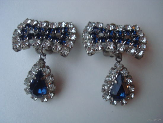 Роскошные клипсы-бантики Чехословакия. Винтаж.Без дефектов!Камни  типа сапфир и бриллиант. Очень красивые!