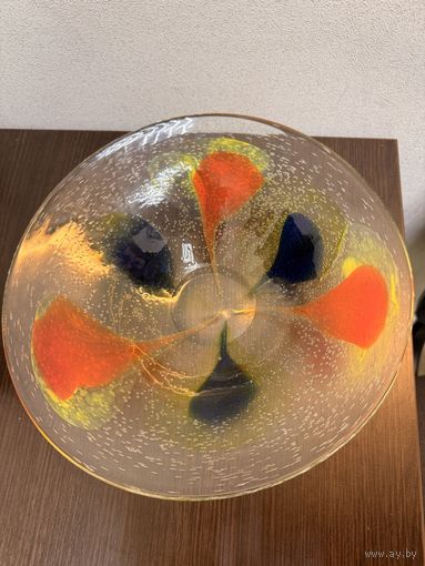 Винтажная чаша  выполнена из прозрачного стекла  с включениями пузырьков воздуха ( эффект кракле ) фруктовница , литье выполнена так что стоит устойчиво и может крутиться вокруг оси .