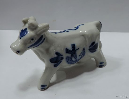 Статуэтка фарфоровая "Корова" 80-е годы Голландия. Высота 12.5 см. Целая, без реставрации.