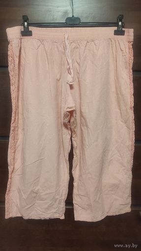 Легкие бриджи нежно-розового цвета на 62-66 размер, хлопочек. Очень приятные на ощупь. Длина 77 см, ПОталии в нерастянутом состоянии 49 см, легко тянутся до ПО 65 см. В состоянии нового.