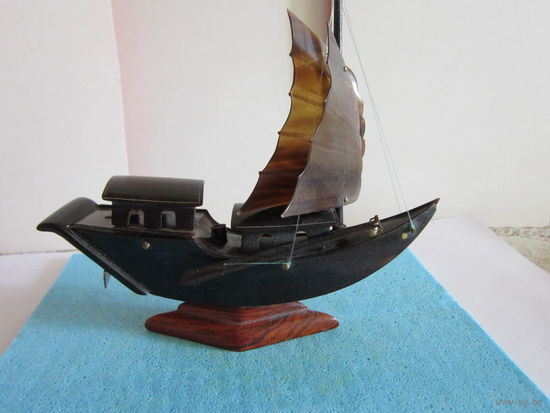 Сувенир. Корабль, кораблик из южных морей. Красивый, старый.