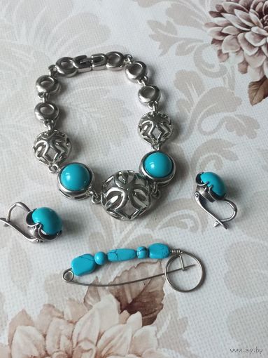 Комплект с бирюзой браслет, серьги и брошь.