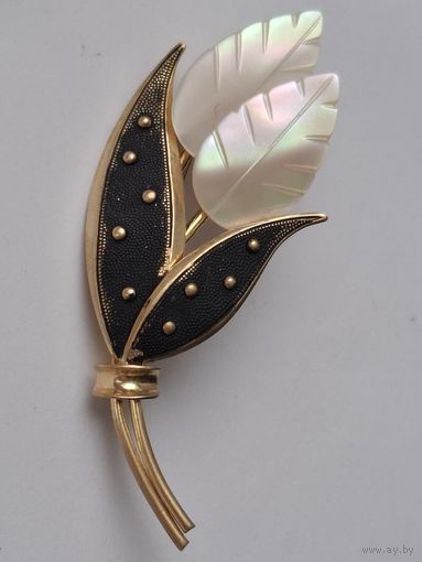 Брошь. Листики. Натуральный перламутр. Позолота. 70-е годы, Германия