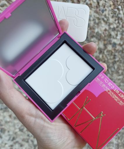 Компактная финишная прозрачная пудра Nars Light Reflecting Setting Powder Translucent Crystal 8.5 gr в комплекте со спонжем