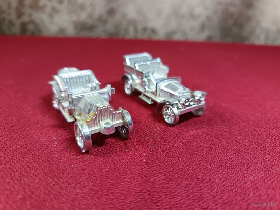 С рубля без мц. 2 модельки ретро автомобилей. пластик. 5х2.2х2см.