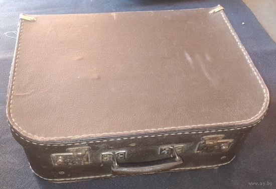 Кофр со старой машинкой