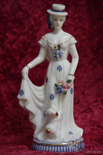 Статуэтка фарфоровая  20 см   ( целая )