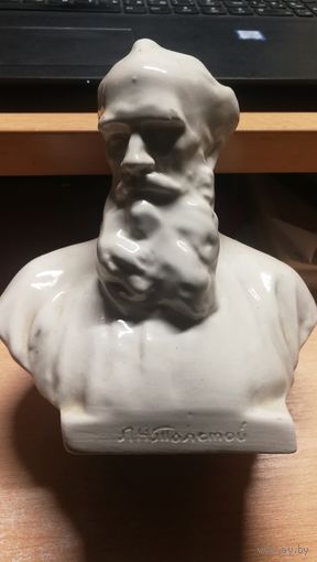 Бюст Л. Н.Толстой.