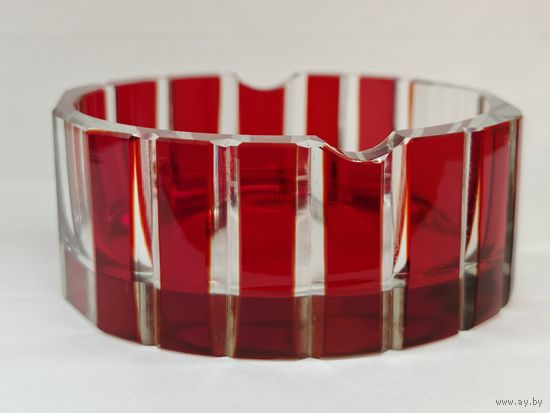 Хрустальная пепельница "Нёман" Красное стекло.