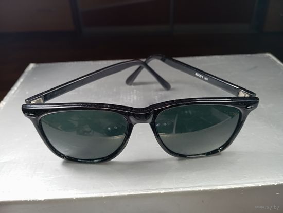 Очки в черной пластиковой оправе, по форме напоминающие популярную модель Zippo. BARON .Предсезонная распродажа Винтажных солнцезащитных очков с рубля !