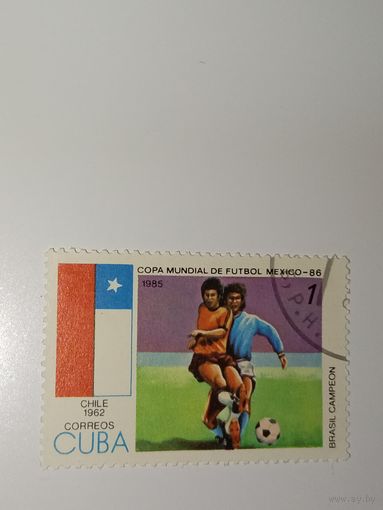 Куба 1985 Игровой момент матча, а также флаг Чили с упоминанием чемпионата 1962 года в Чили (Chile 1962).