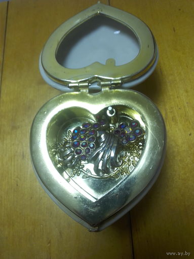 Шкатулка винтажная для бижутерии .С бижутерией.