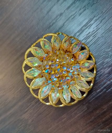 Винтажная круглая брошь в форме цветка с инкрустацией выполнены из разного размера ограненного стекла или кристаллов с нанесением Aurora Borealis который создает радужные переливы на поверхности