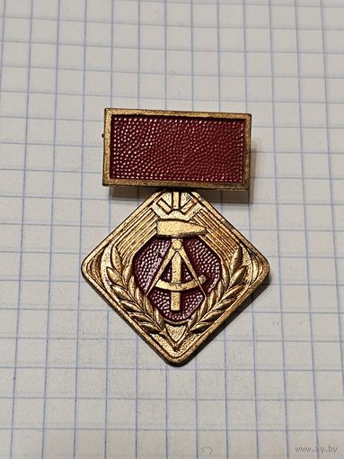 Знак ,,Активист Социалистического труда ГДР''
