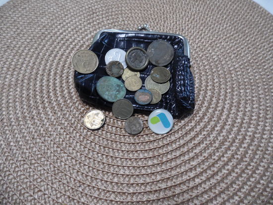 Кошелек старый с монетами.