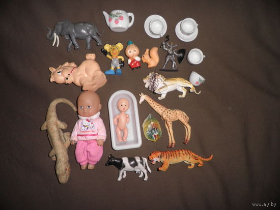 Игрушки детские,посуда фарфоровая,пупсы,львы,жирафы и др.С рубля.