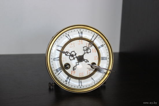 Старинный, часовой механизм с эмалевым циферблатом на 24 часа, ключ в комплекте.