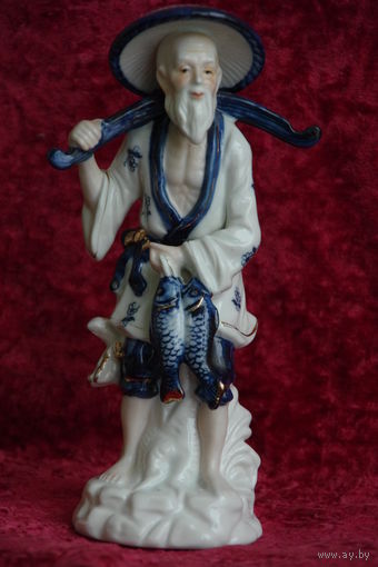 Статуэтка фарфоровая  25 см  ( целая )