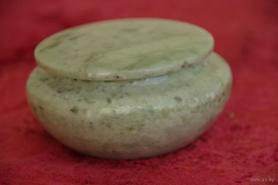 Шкатулка , натуральный камень   ( диаметр 9 см , высота 4,5 см )