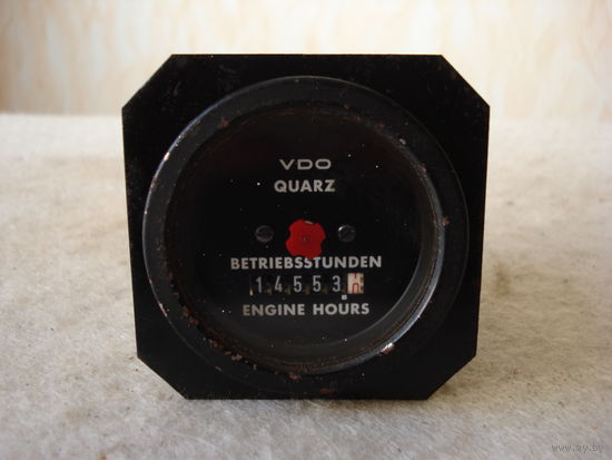 Счетчик моточасов наработки двигателя, 12V - 24V , 60 mm . Германия, вторая половина прошлого века.