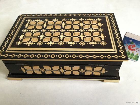 Деревянная шкатулка