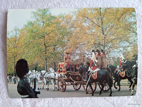 Лондон. Карета, возвращающаяся к Букенгемскому дворцу после официального открытия здания парламента