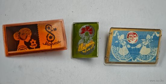 8 марта    значки