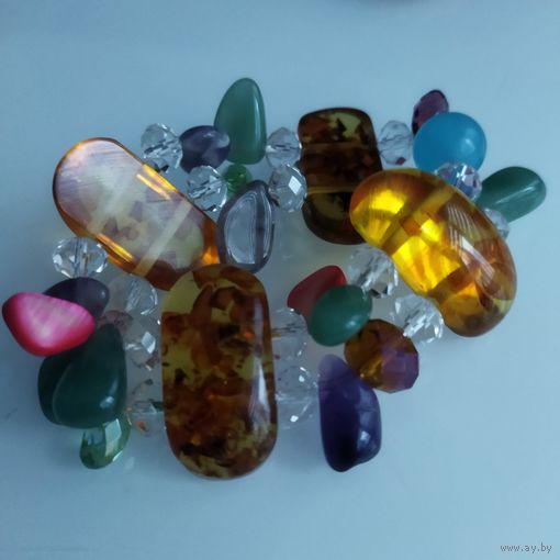 Браслет на резинке на девичью руку. Нат. Камни,стекло,перламутр,смолы. Шир.- 3,8 см