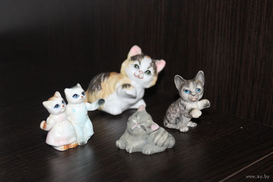 Декоративные статуэтки "Котики", 4 шт, у одного котика клеймо, Китай.