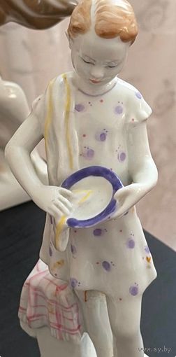 Статуэтка "Юная помощница, девочка дежурная" ЛФЗ 1950-е годы СССР