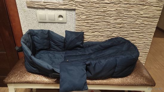 Синий конверт, можно использовать и в санки и в коляску. На замках, есть фиксаторы на липучках которые пристегиваются к санкам. Цвет синий. Размер по дну конверта 72 на 29 см, высота 21 см. Хорошее со