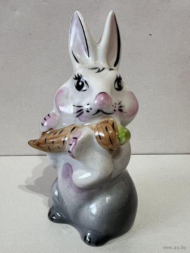 Фарфор. Статуэтка "Заяц с морковкой" Добруш.  АУКЦИОН не с рубля без МПЦ.