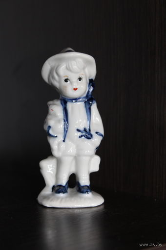 Фарфоровая статуэтка "Мальчик с зайцем", клеймо, неразборчиво.