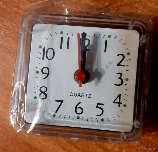 Часы-будильник, стрелки светятся в темноте. Хорошо читаемый циферблат. Громкий звук. Батарейка R6. Очень полезный аксессуар в быту. Тестовая батарейка-в подарок. Есть 3 штуки. Могу выслать Европочтой