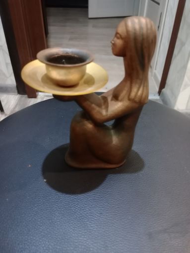 Подсвечник девушка с чашей