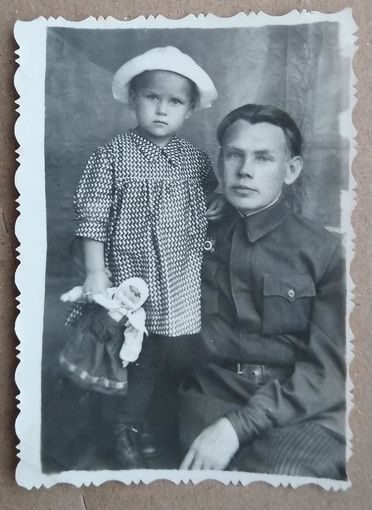 Фото мужчины и девочки с куклой. 1951 г. 5.5х8 см.