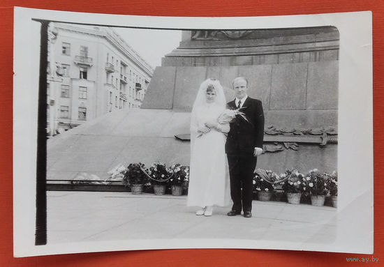 Свадебное фото на пл.Победы. Минск. 1970-е. 10х15 см.