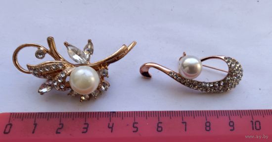 Две красивые брошки