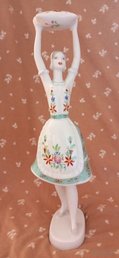 Фарфоровая статуэтка "Танцовщица с подушкой", Hollohaza Холлохаза, Венгрия