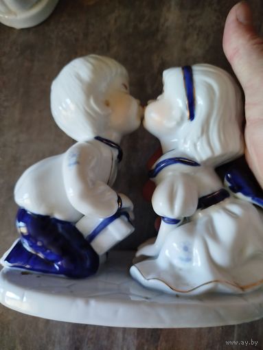 Статуэтка не мелкая,дети целуются,с рубля