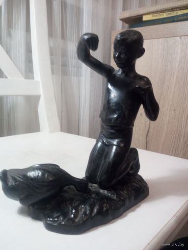 Коллекция Касли-Куса. Мальчик кормит шуся. Касли 1979.