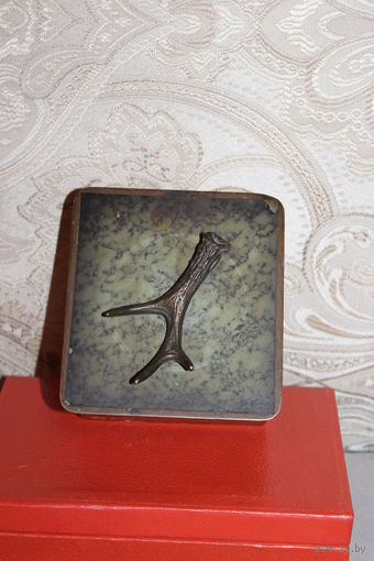 Шкатулка, коробка для хранения табака, охотничья тематика, высота 4.5 см.