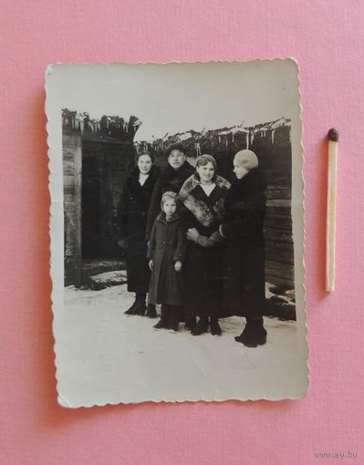 Фото "Сям'я каля вясковай хаты", Гродненщина, 1937 г.