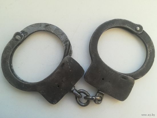 Наручники. Ключа нет.