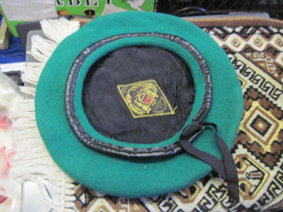 Берет иностранный.