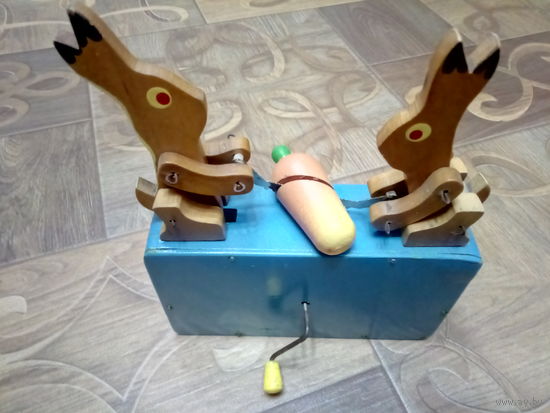 Игрушка музыкальная, механическая ЗАЙЦЫ ПИЛЯТ МОРКОВЬ.