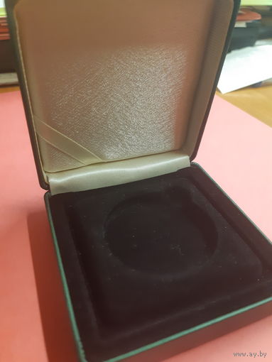 Футляр для монеты в капсуле. Диаметр ячейки 42 мм. Отличное состояние