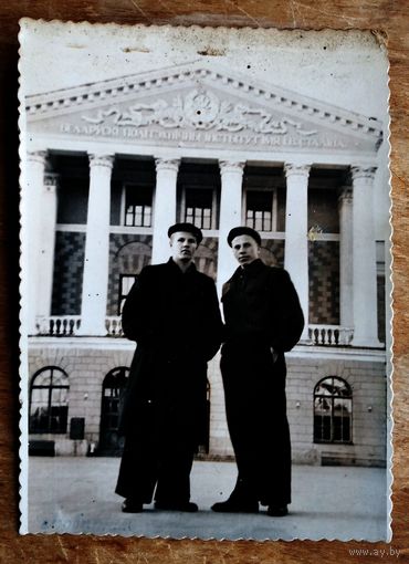 Фото у главного корпуса Белорусского политехнического института им. Сталина. (БПИ). Минск. 1950-е. 8х11.5 см.