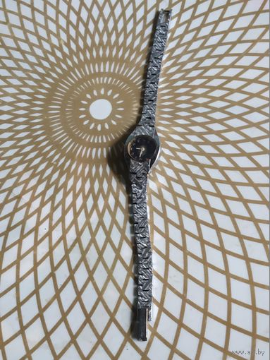 Часы наручные Луч с браслетом,тикают, знак качества.  В коллекцию,ремонт,на запчасти.Состояние на скане.