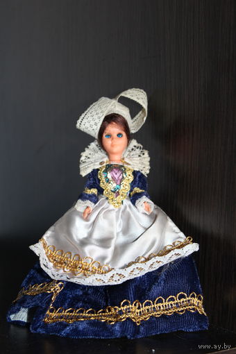 Коллекционная кукла в традиционном костюме.